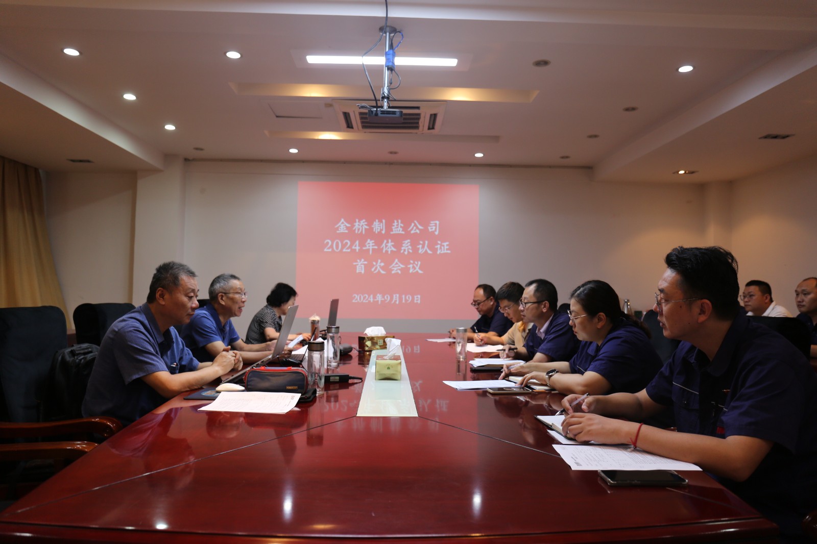 近日，金橋制鹽公司通過北京世標(biāo)認(rèn)證中心審核，給予食品安全管理體系、環(huán)境管理體系和職業(yè)健康安全管理體系認(rèn)證“保持認(rèn)證資格”的監(jiān)督審核結(jié)論，給予質(zhì)量管理體系認(rèn)證“再次注冊(cè)”的再認(rèn)證審核結(jié)論。通過審核，是對(duì)公司精細(xì)化管理成果的檢驗(yàn)，促進(jìn)公司內(nèi)控管理水平持續(xù)提升。（李曉月）